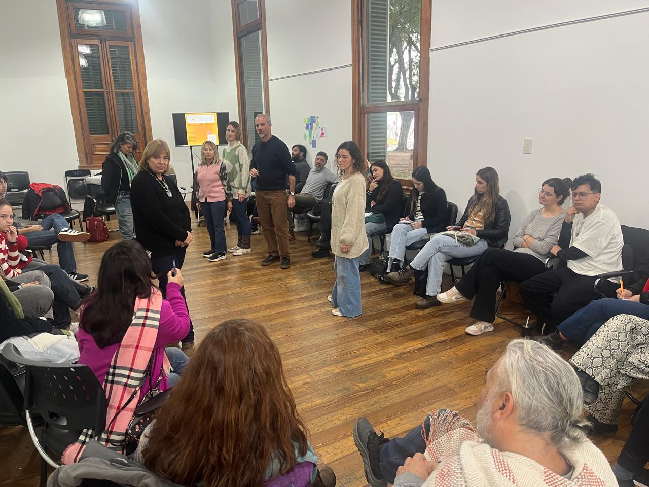 Mauricio Weintraub y parte del Equipo de Habitar(nos) coordinando un Taller de Escenas Matrices en el Congreso Internacional de Análisis Institucional en Paraná, Entre Ríos (Argentina) - 2025
