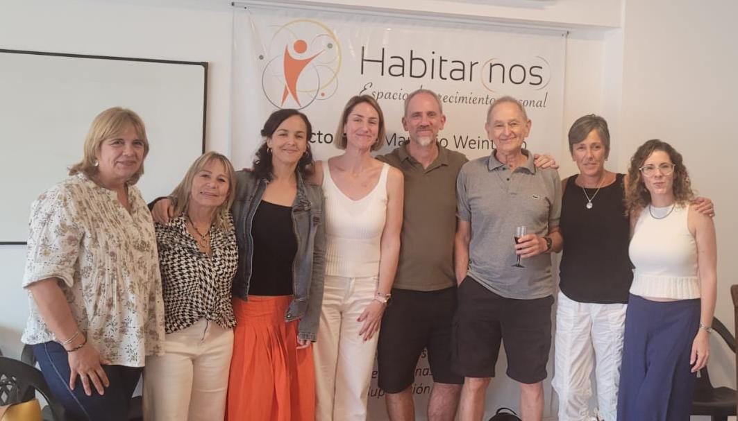 Equipo de Profesionales de Habitar(nos) 2025 - Graciela Conde, Graciela Turrillo, Marina Boyd, Lucía Devries, Mauricio Weintraub, David Mociulsky, Valeria Picandet y Malena Jesiotr en la presentación del libro "Psicopatología", de Mauricio Weintraub, en Buenos Aires (Argentina). (Falta Aída Badíi, residente en España)